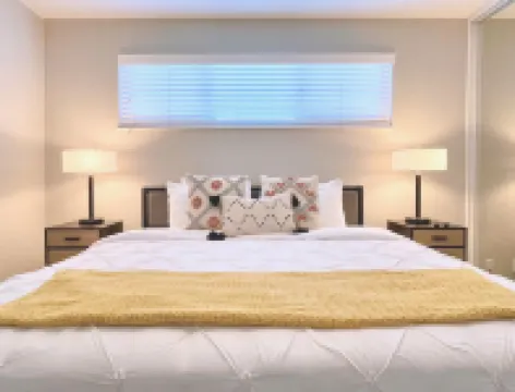 Work Here • Walk+Shop+Dine Downtown • King Bed • Remodeled Kitchen • Top Floor