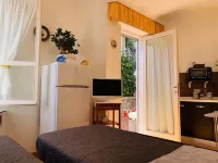 Felicia's corner studio apartment 2 steps from the sea