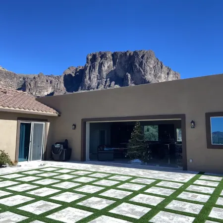 Beautiful oasis with 40' negative edge pool, swim up bar, hiking in Super. Mtns.