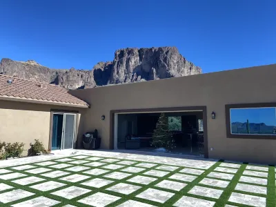 Beautiful oasis with 40' negative edge pool, swim up bar, hiking in Super. Mtns. Отели рядом с достопримечательностью «Голдфилд (Гост Таун)»
