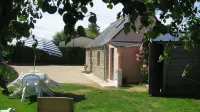 Small fisherman's cottage with enclosed garden 800 m from sandy beaches Hotels in Kerlouan