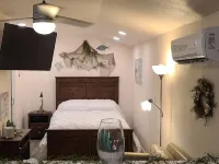 Cute little costal cabin.  One mile from Lake Tenkiller.  Private Spa/Hot Tub Hotels in Cherokee County