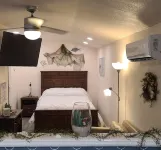 Cute little costal cabin.  One mile from Lake Tenkiller.  Private Spa/Hot Tub