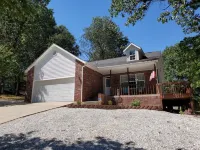 Jessica's Beaver Lake Bungalow-Short Walk to Boat Ramp and Shoreline!