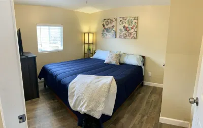 Freshly remodeled Retreat close to hiking, boating, and shopping