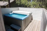 Fantastic location! Hot Tub, AC, SHARC passes, bikes and a great deck!