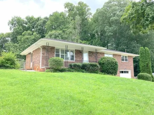 Private Brick Ranch with 2 King and 2 Queen Beds