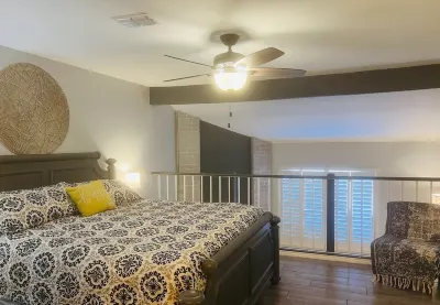 Cozy loft Centrally Located 1 Bedroom Loft with Gated Pool and Wifi Hotels in 