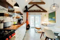 Mid/Mod ' Little House' in Old Town Louisville