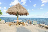 NEW! OCEANSIDE CASA LARGO TROPICAL GETAWAY! PICKLEB-BEACH-POOL-KAYAK-TENNI-FISH florida keys key lime products附近的飯店