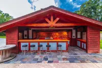 Peaceful 8 Bedroom 5 Bath w/patio bar-grill and swimming pond
