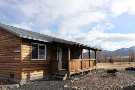 River Rest Luxury Cabin - The Ruby. Beautiful River and Mountain Views!!