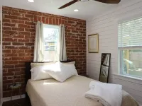 Navy Point Home and Game Room, Near Nas & Downtown Hotels in Warrington