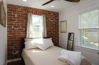 Navy Point Home and Game Room, Near Nas & Downtown Hotels in Warrington