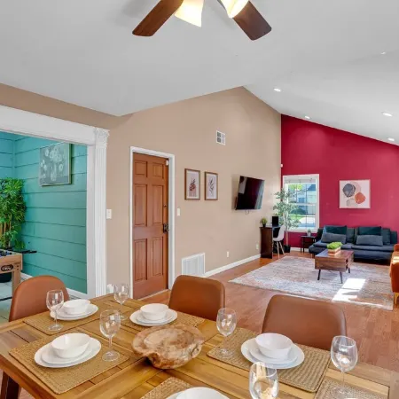 Single Level | Free Parking & Wi-fi | Private Yard