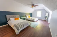 6 Bedroom House + Private Suite, 2 Minutes From Lake With All Amenities