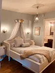 200 ft. to Gondola w/ parking, balcony, fireplace & views! Walk to shops & food!