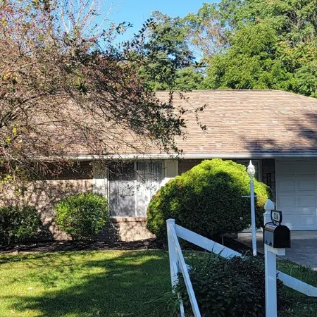 Cute, pet-friendly home in quiet neighborhood. Close to state parks & downtown.