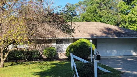 Cute, pet-friendly home in quiet neighborhood. Close to state parks & downtown.