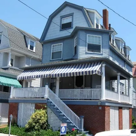 Lovely & Steps to Finest Beach. Center of Cape May. Multi-Car Private Driveway!