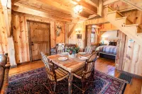 Amish-built cabin, serene and peaceful with pond and private dock for fishing. Hotels in Adams County