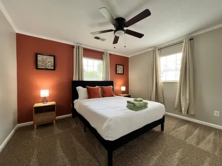 5 Bedroom Expansive Haven with Hot tub, Pool Table, Arcade & Outside Playset Отели рядом с Аэропорт Коламбус Метрополитен