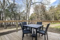 LAKEFRONT Bliss FLAT to water: Spacious home with Game Room, Sleeps 15 Guests!