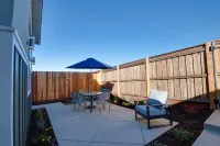 Luxe Hideaway: Private Patio, BBQ, Wineries, 20 Min to Beaches, King Bed