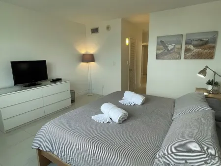 Incredible apartment overlooking the intracoast. Parking included