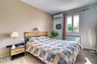 Superbe Villa 6 Couchages + un lit Bébé, Jacuzzi, Piscine, Salle de Sport, Calme Hotel a Bouillargues