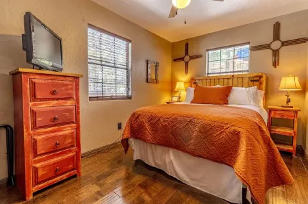 Stylish Cozy Cabin Surrounded in Pines- Hot Tub Отели в г. Альто