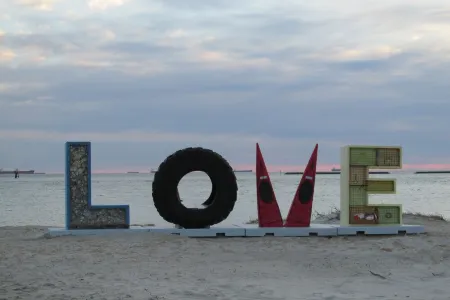 American Four-Square completely renovated, easy walk to the beach!