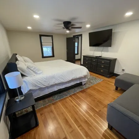 Newly remodeled Farmhouse with Country Charm!Sleeps 10 people comfortably
