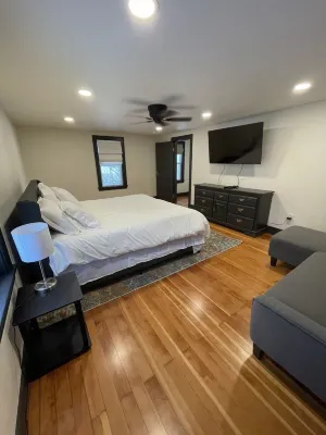 Newly remodeled Farmhouse with Country Charm!Sleeps 10 people comfortably Hotels in Monroe County