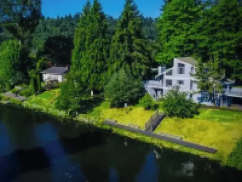 River Inn Cabin Theme Flat w/ Dock Hotels in Bothell