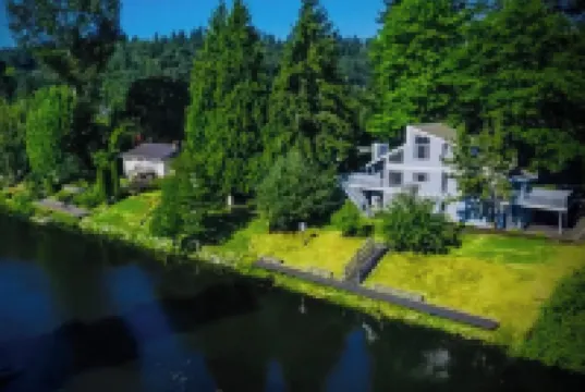 River Inn Cabin Theme Flat w/ Dock