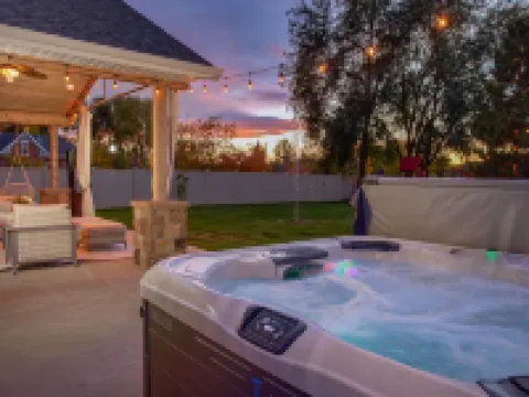 Luxury Retreat-Gourmet Kitchen, Playhouse, Hot Tub, & Steam Shower レイトンのホテル