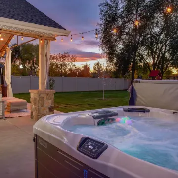 Luxury Retreat-Gourmet Kitchen, Playhouse, Hot Tub, & Steam Shower