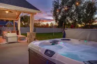 Luxury Retreat-Gourmet Kitchen, Playhouse, Hot Tub, & Steam Shower