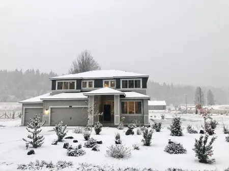 🏞 New Peaceful Vacation Home Hot tub & Playground