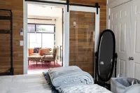 Cozy Suburban Suite w/ kitchenette, centrally located to several attractions!