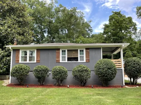 Mid-Century Magnolia 1950s Bungalow in Marietta GA Отели в г. Мариетта