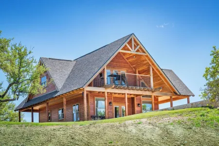 Vista Cottage & Pool on Exquisite Hill Country Ranch Giraffes, rhino & Zebras