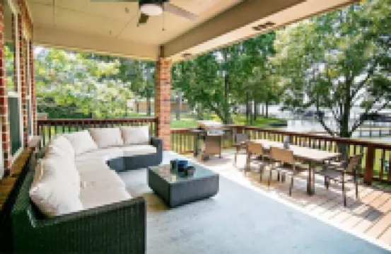 Bright, open concept, lakefront house on open water with amazing sunset views! 槍管城酒店