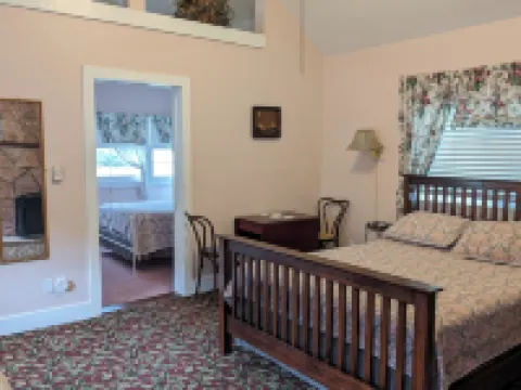 2BR Mountain Cabin - with Hot out the oven Baked Breakfast each morning!!