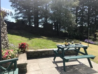 NEW, Quiet rural location, large enclosed garden,log burner, access to Kendal The Quaker Tapestry Exhibition Centre附近的飯店