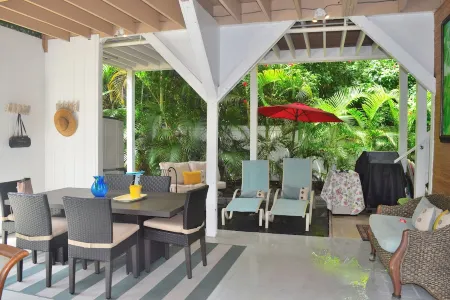 Gated cottage, 3 blocks to beach, A/C  Close to Tunnels. Lots of outdoor space Отели рядом с достопримечательностью «Лумахаи Бич»