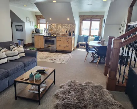 LUXURY Loft on Multi-Million 4 acre Estate in charming, Swiss town ミッドウェイのホテル