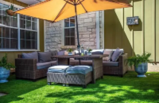 Charming 4-bedroom cottage, 4 BLOCKS OFF MAIN STREET!!