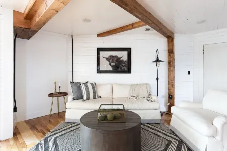 HISTORIC DOWNTOWN LOFT Отели рядом с достопримечательностью «Зоопарк Рейнфорест Адвенчерс»